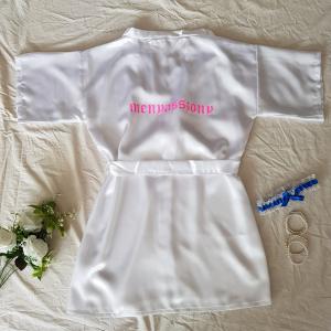 Pink menyasszony feliratos hófehér szatén köntös – kb. L-es