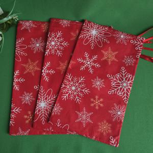 Piros alapon hópehely mintás mikulás zsák, textil ajándéktasak