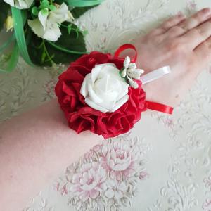 Piros-fehér színű rózsás, gyöngyös csuklódísz
