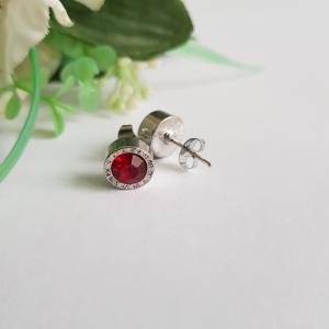 Piros strasszköves római számokkal díszített fülbevaló