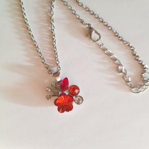 Piros strasszköves virágos, korona medálos nyaklánc