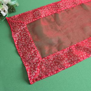 Piros színű, csillag, hold mintás karácsonyi organza asztalközép, asztali futó, terítő