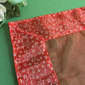 Piros színű, csillag, hold mintás karácsonyi organza asztalközép, asztali futó, terítő
