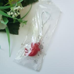 Piros színű, delfin alakú mobildísz, függődísz, táskadísz