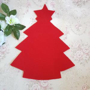 Piros színű karácsonyfa alakú ajándék csomagolás borosüvegre