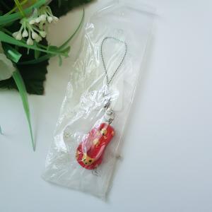 Piros színű, maci díszes papucs alakú mobildísz, függődísz, táskadísz