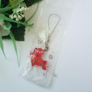 Piros színű, pöttyös, fóka alakú mobildísz, függődísz, táskadísz