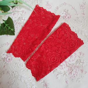 Piros színű, ujjatlan menyecske csipke kesztyű