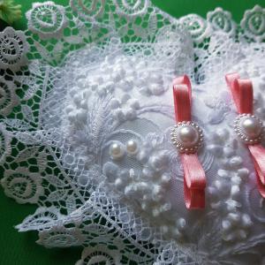 Rózsaszín masnis, hófehér, csipkés-virágos szív alakú gyűrűpárna