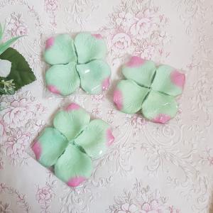 Rózsaszín szélű Zöld színű 100db-os textil virágszirom