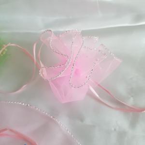 Rózsaszín színű, kör alakú, csillogó organza dísztasak, ajándék tasak