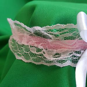 Rózsaszínű csipkés, rózsaszín masnis menyasszonyi harisnyakötő, combcsipke