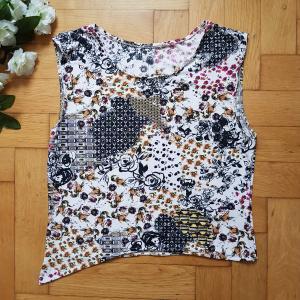 S-es egyedi készítésű, virágmintás aszimmetrikus crop top, ujjatlan haspóló