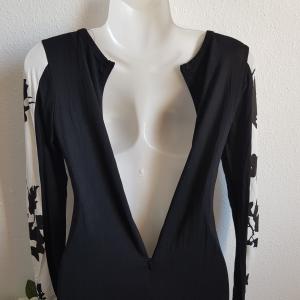 S-es fekete-fehér mintás, karcsúsított, hosszú ujjú midi ruha