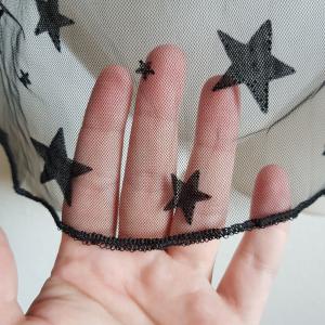 S-es fekete színű, magas nyakú, csillag mintás hosszú ujjú felső