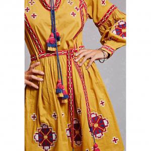 S-es hosszú ujjú, hímzett mustársárga ruha