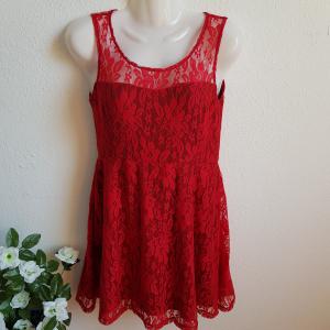 S/M-es piros színű alkalmi csipkeruha, ujjatlan miniruha boleróval