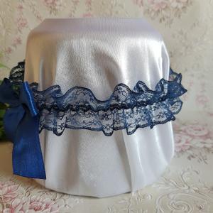 Sötétkék csipkés, sötétkék masnis menyasszonyi harisnyakötő, combcsipke