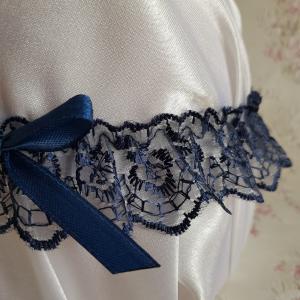 Sötétkék csipkés, sötétkék masnis menyasszonyi harisnyakötő, combcsipke