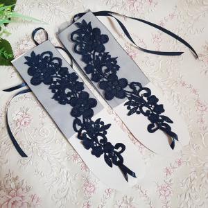 Sötétkék, hímzett csipkés, ujjra akasztható alkalmi kesztyű