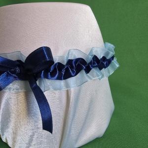 Sötétkék szalagos-masnis, világoskék organza menyasszonyi harisnyakötő, combcsipke