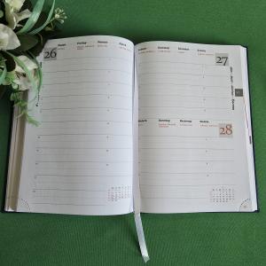 Sötétkék színű A5-ös méretű, 2026-os határidőnapló, naptár téphető sarokkal