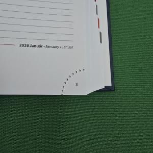 Sötétkék színű A5-ös méretű, 2026-os határidőnapló, naptár téphető sarokkal - Dayliner agenda Pannon