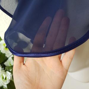 Sötétkék színű, szatén szegélyes muszlin pelerin, válltakaró