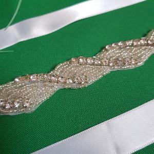 Strasszköves, gyöngyös, csavart mintás menyasszonyi öv, hófehér színű szatén öv