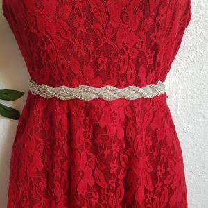 Strasszköves, gyöngyös, csavart mintás menyasszonyi öv, hófehér színű szatén öv