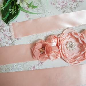 Strasszköves, gyöngyös, virág díszes alkalmi öv, barack színű szatén öv