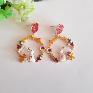 Strasszköves, színes tűzzománcos nyuszis, virágos húsvéti fülbevaló