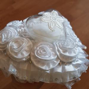 Szatén rózsás, ezüst szállal hímzett, szív alakú gyűrűtartó, gyűrűhordozó