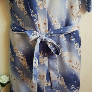 Színátmenetes kék színű, fehér virágmintás köntös – kb. XL-es