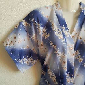 Színátmenetes kék színű, fehér virágmintás köntös – kb. XL-es