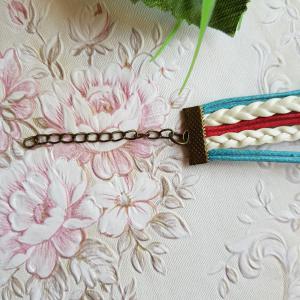 Színes műbőr karkötő fém díszekkel - csillag, kereszt, szívek