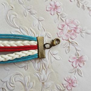 Színes műbőr karkötő fém díszekkel - csillag, kereszt, szívek