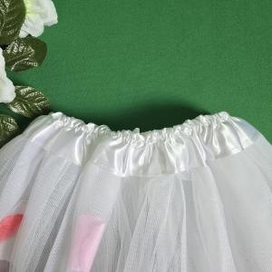 Színes virágszirmokkal díszített gyerek tüll szoknya