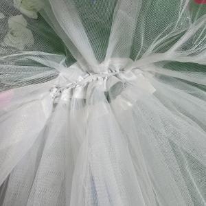 Színes virágszirmokkal díszített gyerek tüll szoknya