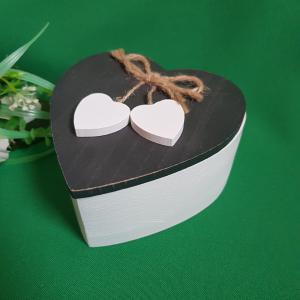 Szív alakú, szívekkel díszített esküvői gyűrűtartó doboz, faládika mohával