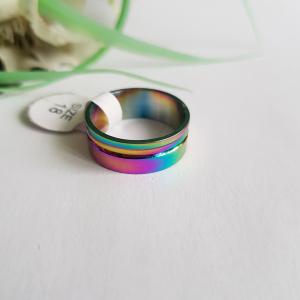 Szivárvány színű, aszimmetrikusan süllyesztett csíkos gyűrű