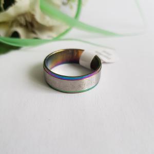 Szivárvány színű, süllyesztett ezüst szélű gyűrű