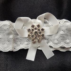 Törtfehér csipkés, masnis, strasszköves menyasszonyi harisnyakötő, combcsipke