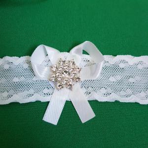 Törtfehér csipkés, masnis, strasszköves menyasszonyi harisnyakötő, combcsipke