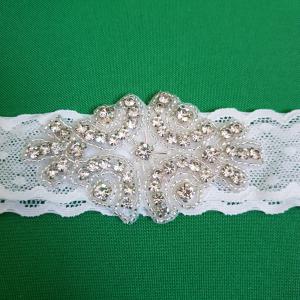 Törtfehér csipkés, strasszköves menyasszonyi harisnyakötő, combcsipke