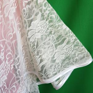 Törtfehér színű, szatén szegélyes csipke pelerin, menyasszonyi pelerin, válltakaró