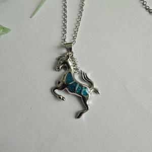 Türkizkék, glitteres tűzzománcos ágaskodó ló medálos nyaklánc