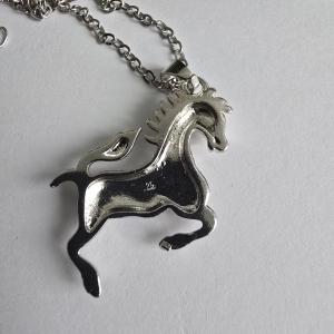 Türkizkék, glitteres tűzzománcos ágaskodó ló medálos nyaklánc