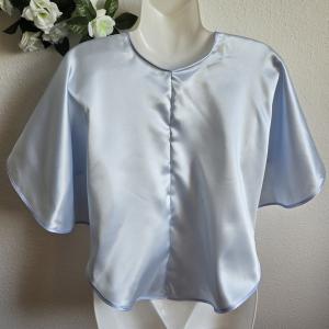 Világoskék színű, szatén szegélyes szatén pelerin, válltakaró