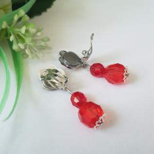 Virág díszes, piros színű klipszes fülbevaló